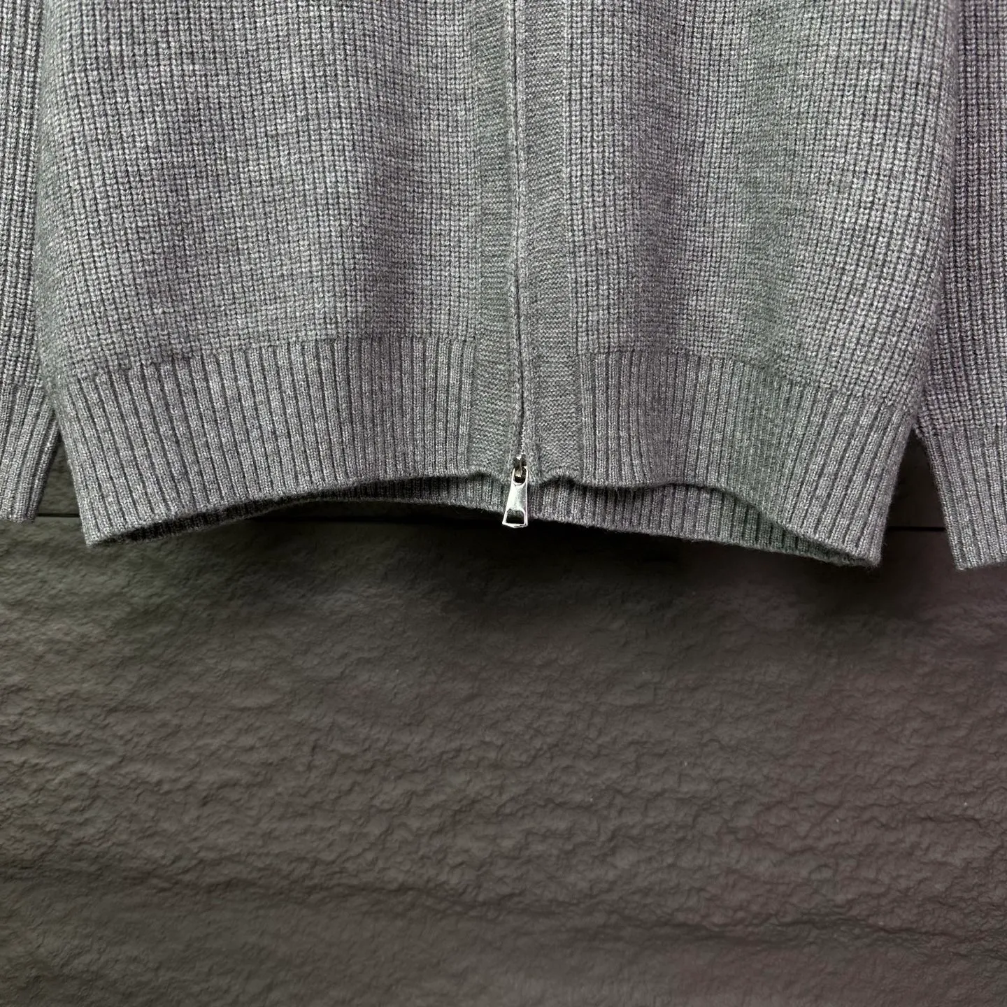 P340 Ralph Lauren 2025 new classic embroidered logo couple style zipper knitted sweater 🔥High version🔥High version🔥 The fabric is made of 32-count cotton yarn blended material, which is skin-friendly and does not stick to the body. It does not cause pilling. It feels very soft and super comfortable. It is fashionable and personalized. It is a super versatile and beautiful knitted sweater. It is very suitable for both men and women. It is a must-have for everyone. Packaging, tag, collar label, washed wheat, complete👍 Color: black, gray Size: M-2XL